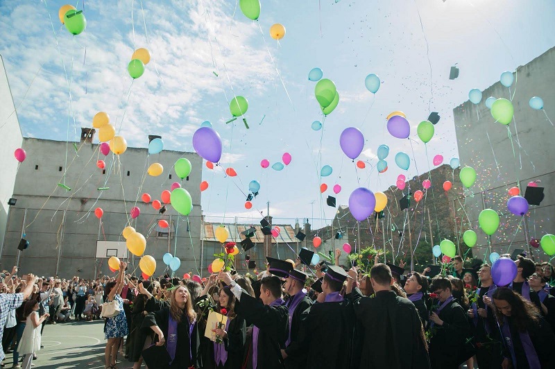 Ultimul clopoțel a sunat pentru absolvenții anului 2020. Monica Anisie: “Astăzi intrăm în linie dreaptă cu toții, voi, familiile voastre și noi, profesorii voștri, cu pregătirile pentru examenul Maturității”