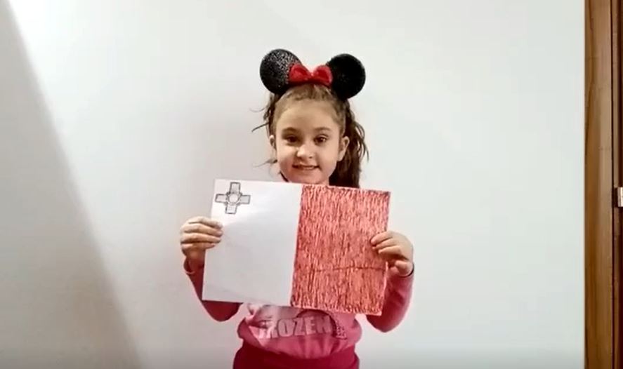 VIDEO | Clasa „Albinuțelor” de la Școala Gimnazială „Regele Ferdinand” i-a urat Europei „La mulți ani” într-un mod inedit