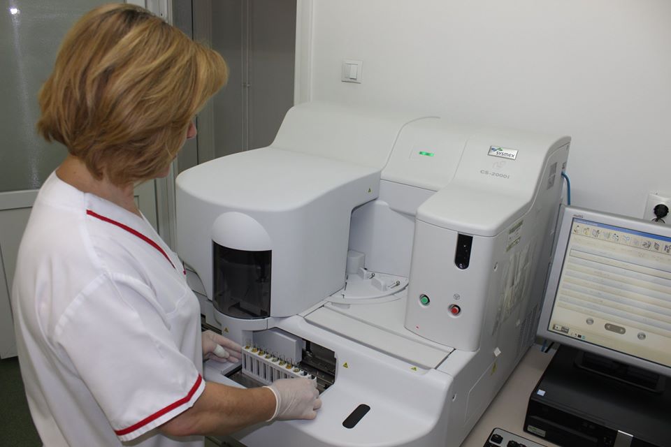 De ce nu se fac mai multe teste la Sibiu: „Achiziția kiturilor este greoaie”. Al doilea aparat RT-PCR vine la Spitalul Județean luna aceasta