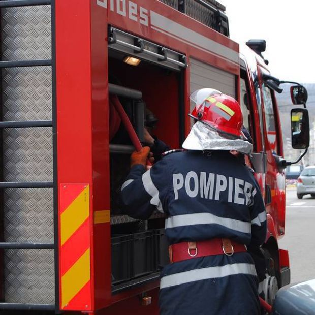 O casă din Netuș, în flăcări