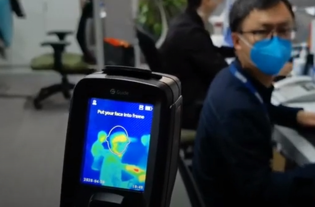 Elevii din clasele terminale din Sibiu vor fi verificați cu termoscanere