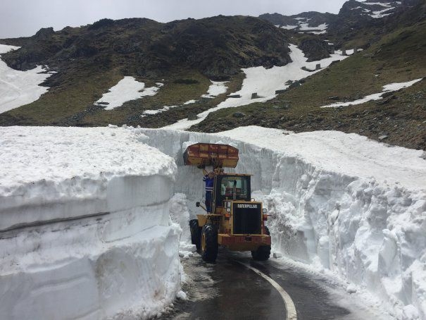 VIDEO Drumarii au început să curețe zăpada de pe Transfăgărășan, pentru a-l pregăti de deschidere
