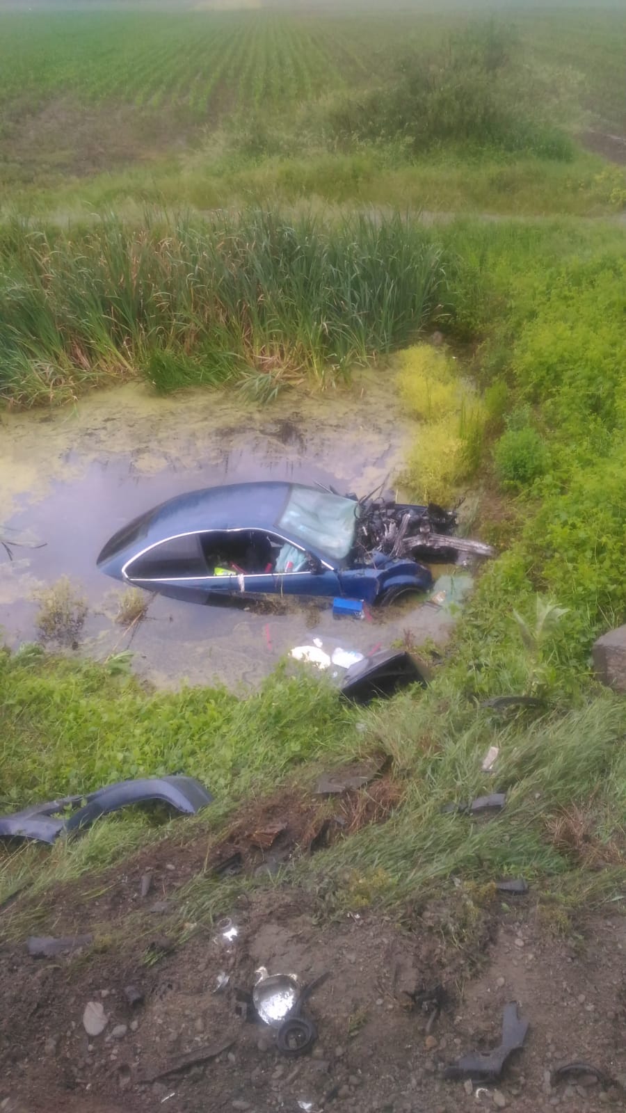 FOTO: Un tânăr s-a izbit cu mașina de un cap de pod, la Bradu