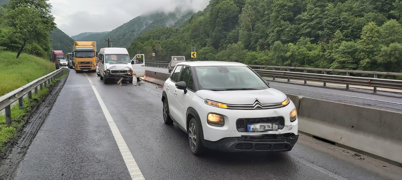 FOTO: Trafic blocat pe Valea Oltului în urma unui accident în lanț
