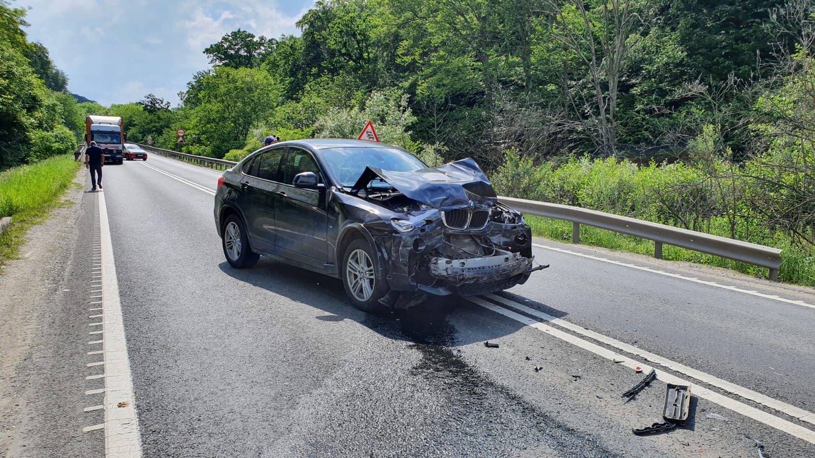 FOTO: Microbuz cu 13 pasageri, lovit de un autoturism pe Hula Bradului