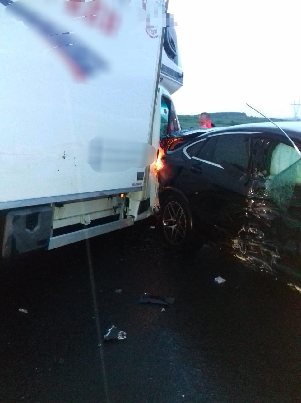 FOTO: Accident pe autostradă: Un autoturism a lovit un microbuz de marfă și un TIR