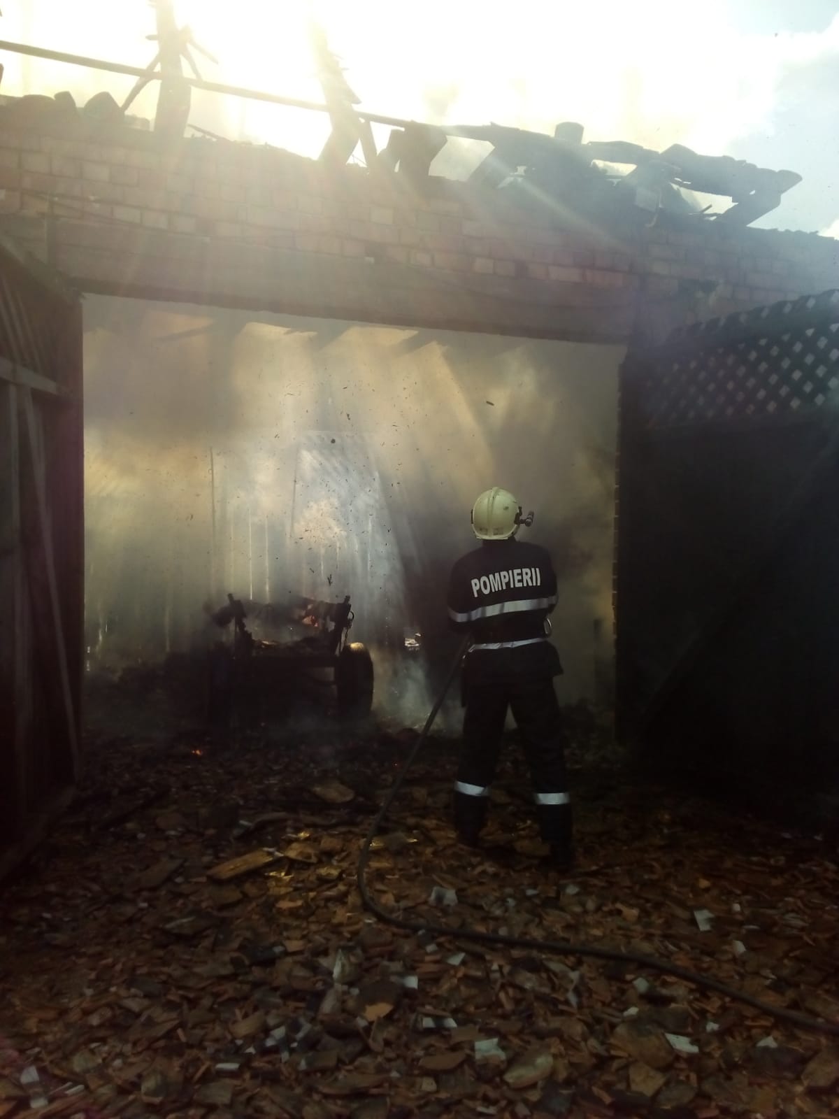 FOTO: Acoperiș și două tone de fân, mistuite de flăcări la Brateiu