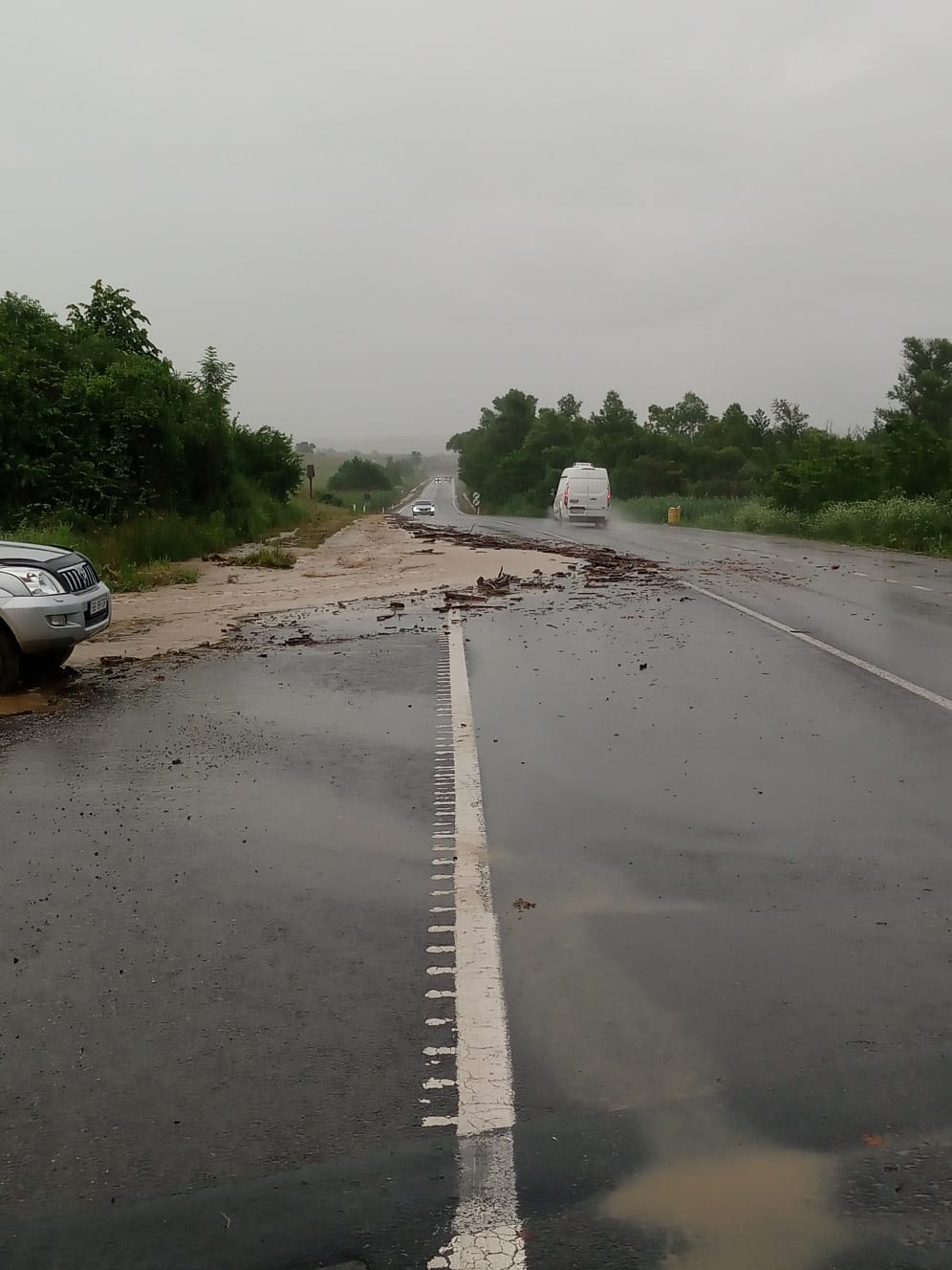 FOTO: Circulație îngreunată pe Hula Bradului din cauza apei