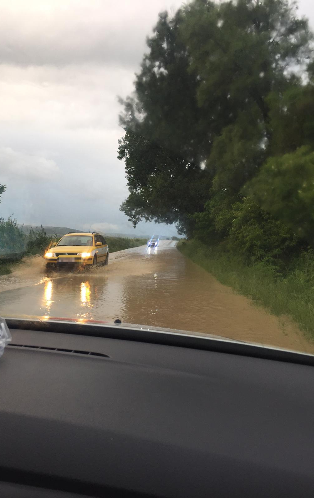 FOTO: Drum județean acoperit cu apă