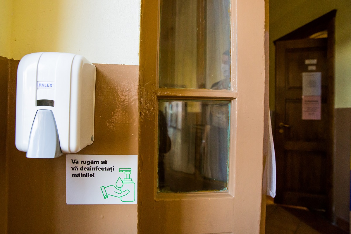 Trei elevi nu au fost primiți la școală, din cauza temperaturii mari