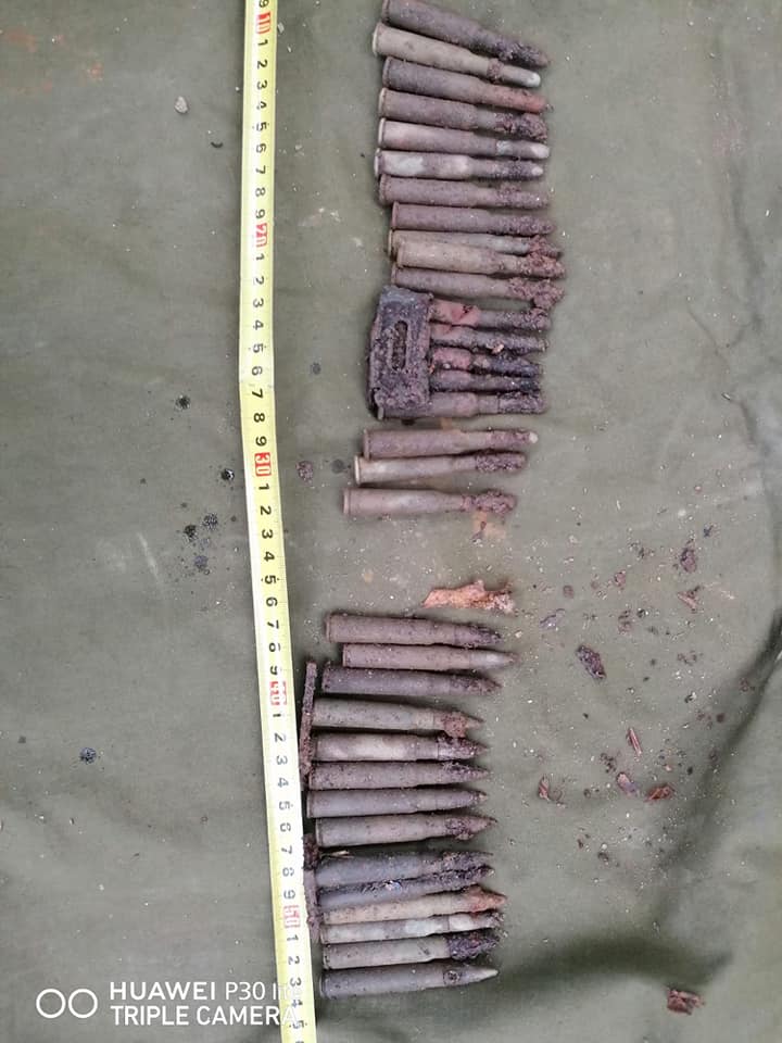 FOTO: Peste 30 de cartușe descoperite în vârf de munte