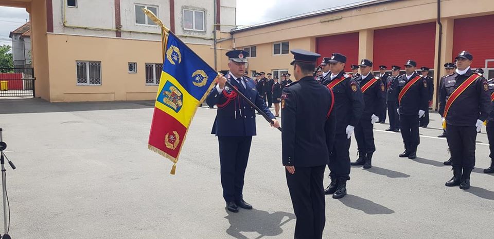 FOTO: Maiorul Lucian Trefaș a primit drapelul de luptă și este noul comandant al ISU Sibiu