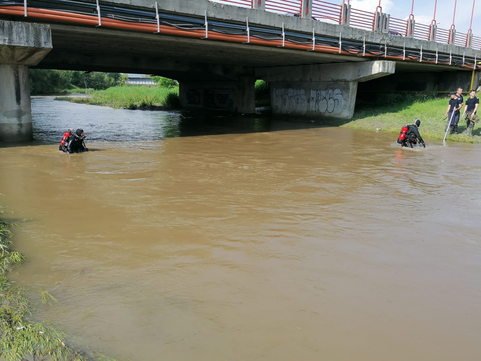 FOTO: Echipă de scafandri pentru găsirea fetiței căzută în Cibin