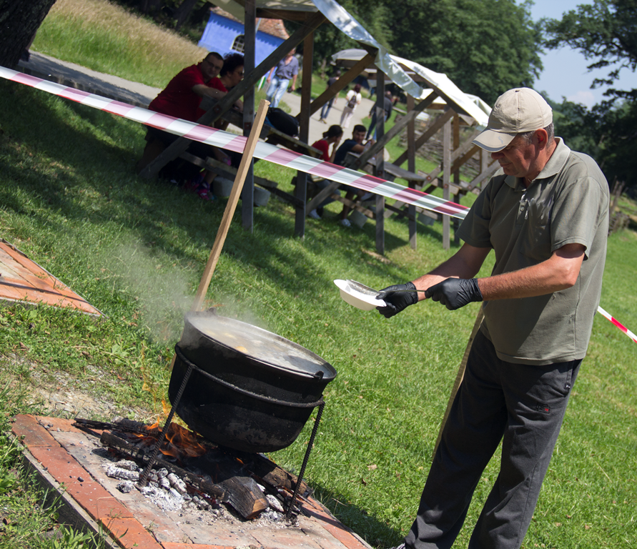 Aproximativ 50 de kilograme de pește, gătite în weekend la Muzeul ASTRA