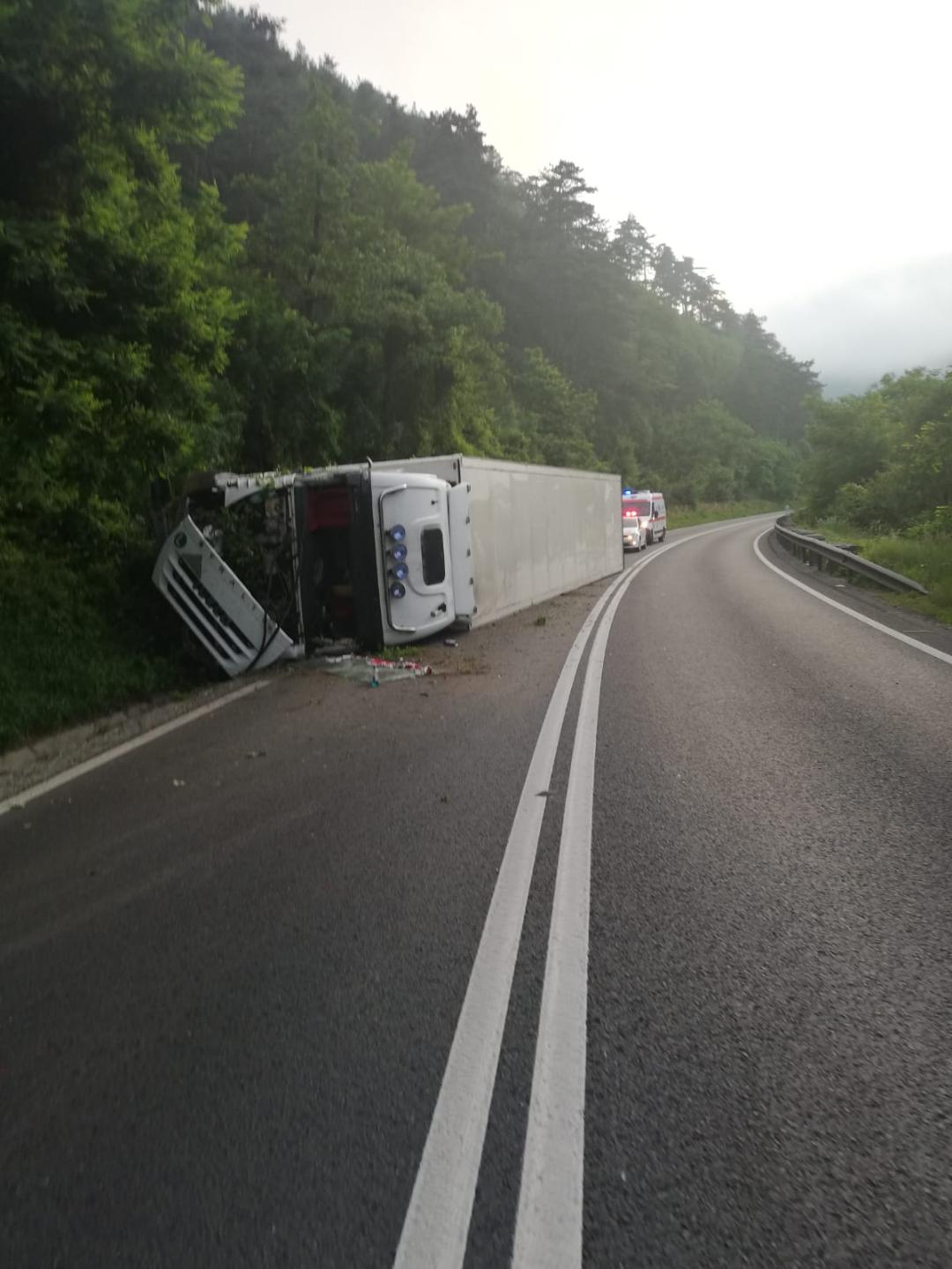 FOTO: Un TIR răsturnat blochează un sens pe Valea Oltului