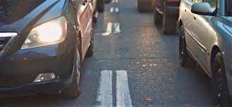 Trafic oprit pe Valea Oltului, în localitatea Lazaret. Un copac a căzut pe carosabil