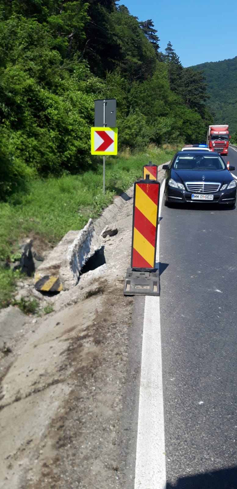 VIDEO | TIR-ul care a blocat, jumătate de zi, un sens pe Valea Oltului, a fost ridicat