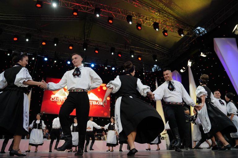 „Cântecele Munților” debutează în această seară. Spectacole folclorice, proiecții aniversare, evenimente culinare și ateliere de dans, în ediția din acest an