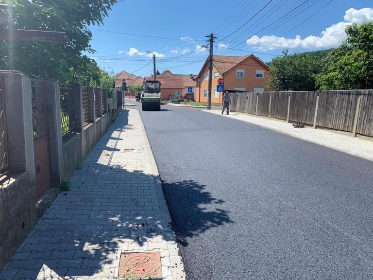 S-au reluat lucrările de asfaltare în cartierul Gura Câmpului din Mediaș