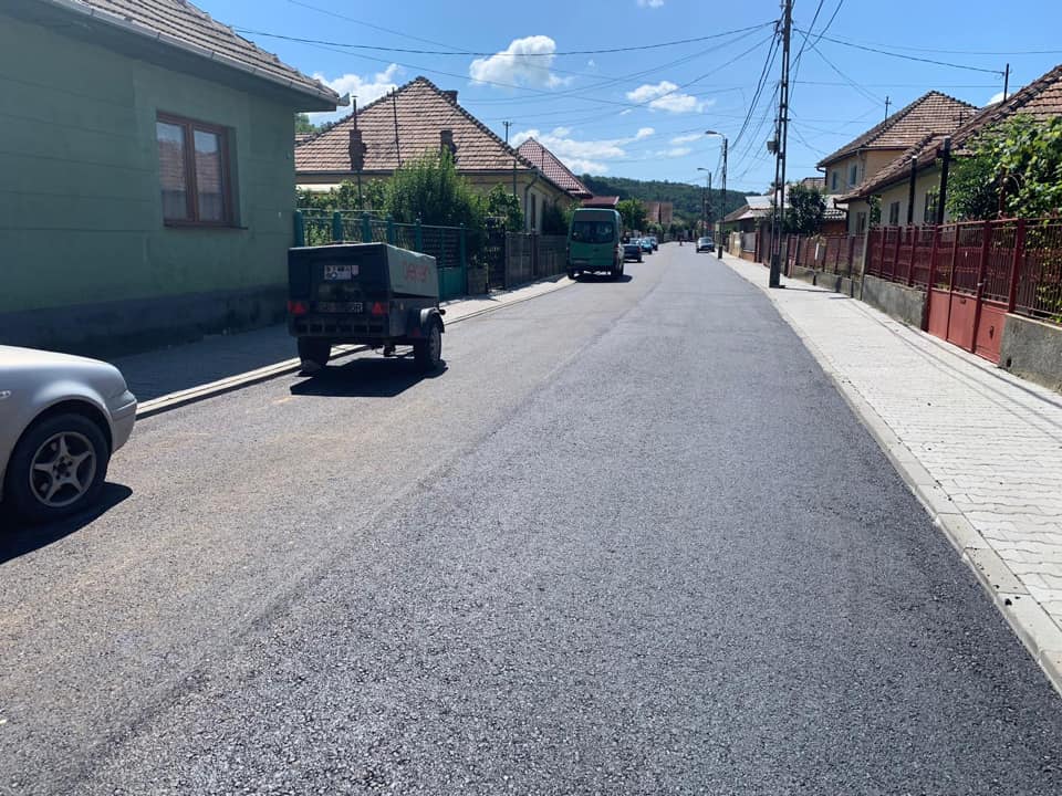FOTO: Strada Bathory a fost asfaltată, urmează intervenții în alte două cartiere