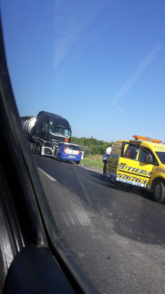 FOTO: Impact între o cisternă și un autoturism în zona sensului giratoriu de la Veștem