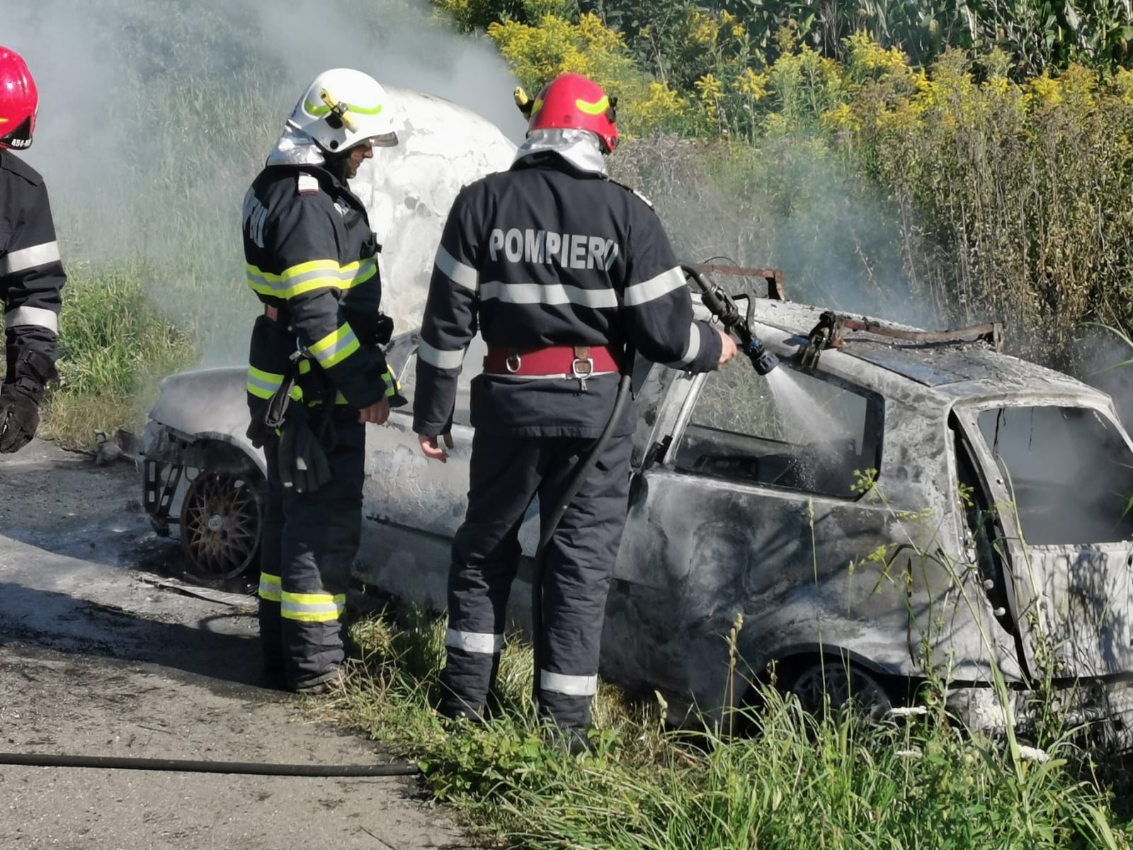 FOTO: Autoturism distrus de un incendiu, la Boarta