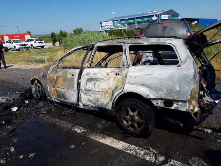 FOTO: Autoturism distrus într-un incendiu, la intrarea în Cristian