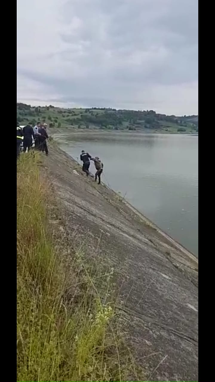 FOTO: Bărbat băut, scos de pompieri din râul Olt