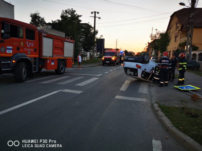FOTO: Șoferiță de 71 de ani, răsturnată cu mașina pe Calea Șurii Mici
