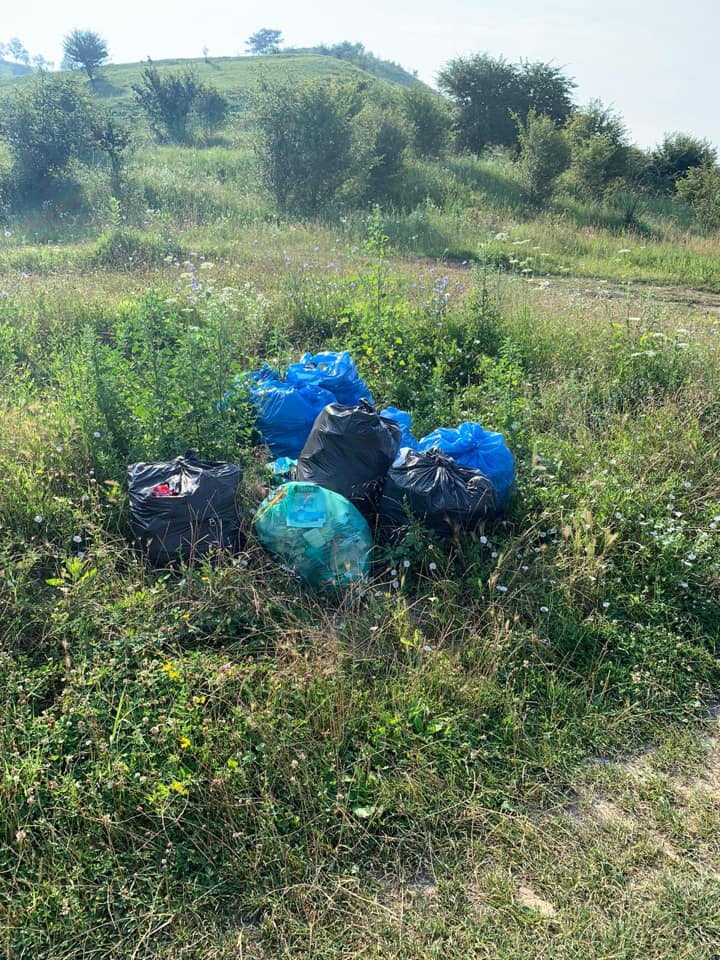 FOTO: Loc de picnic, transformat în groapă de gunoi
