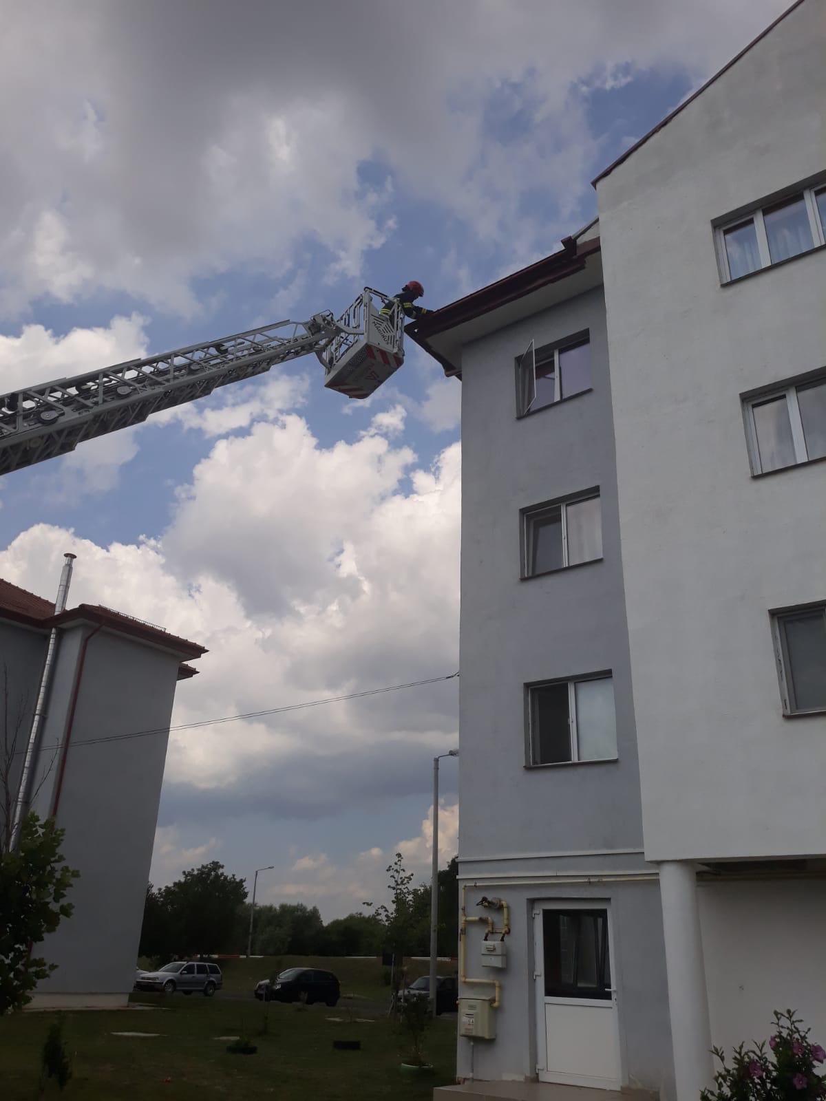 FOTO: Țigle de pe o clădire, îndepărtate de pompierii sibieni