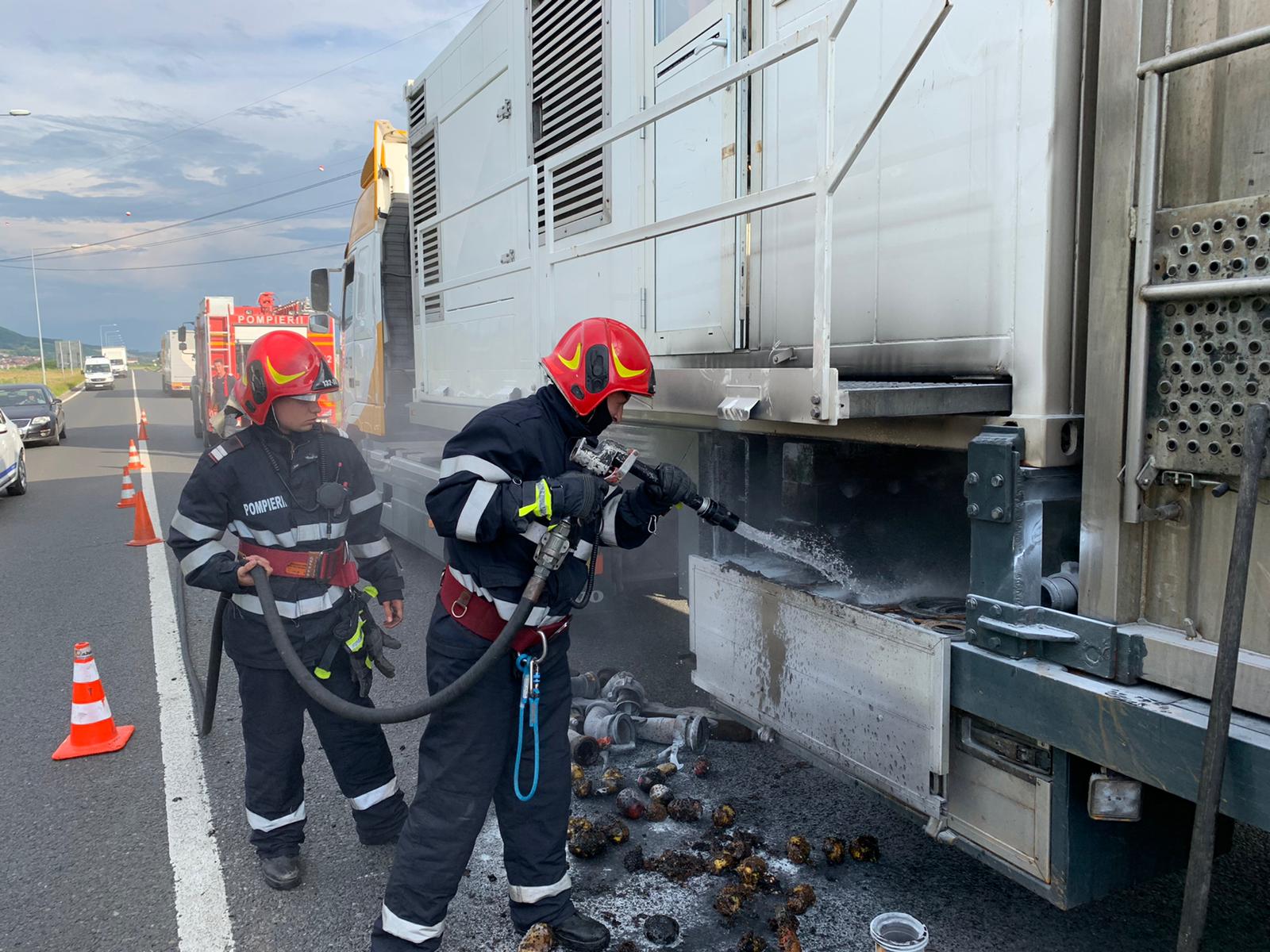 FOTO: Incendiu la un autocamion pe autostradă