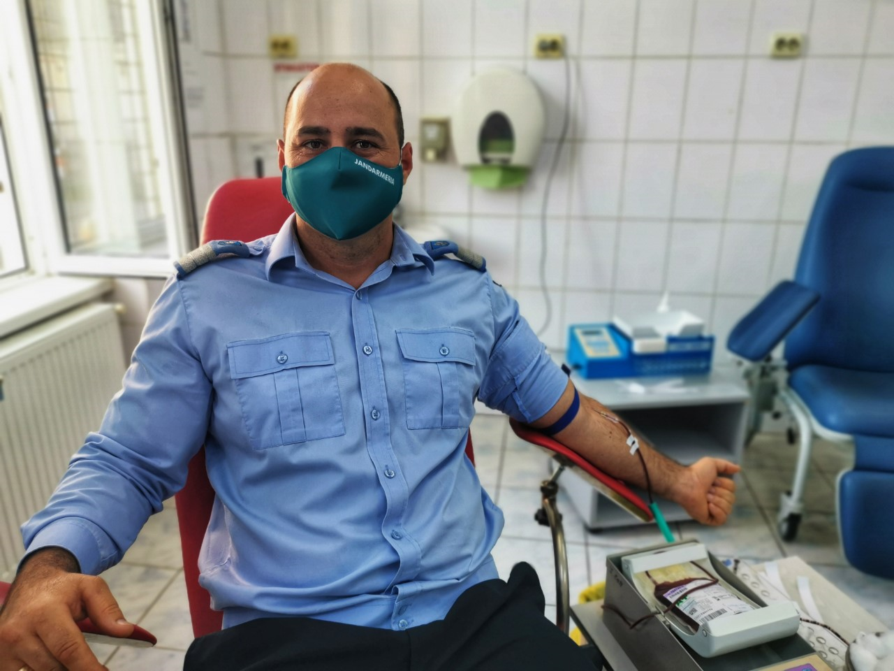 FOTO: 13 jandarmi sibieni au donat sânge