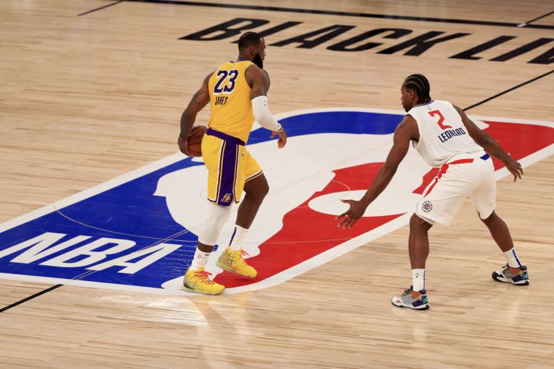 Lakers a câștigat derby-ul orașului Los Angeles