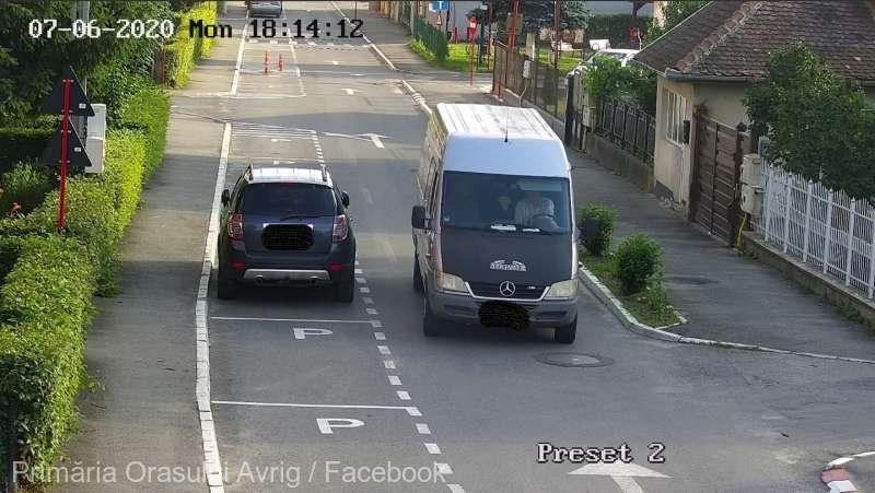Primăria Avrig publică pe Facebook fotografii cu şoferii care circulă pe interzis