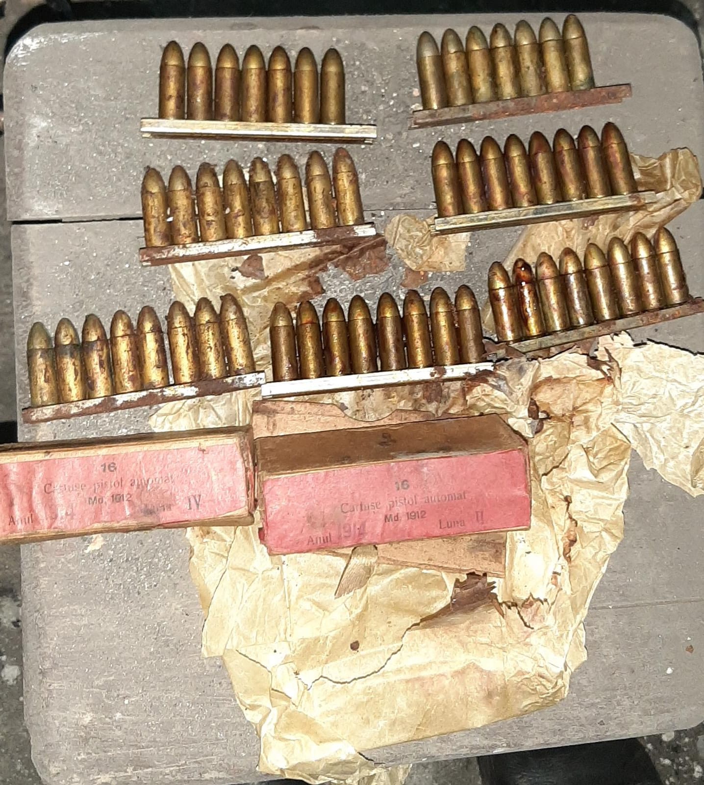 FOTO: Zeci de cartușe descoperite de un sibian în pereții pivniței