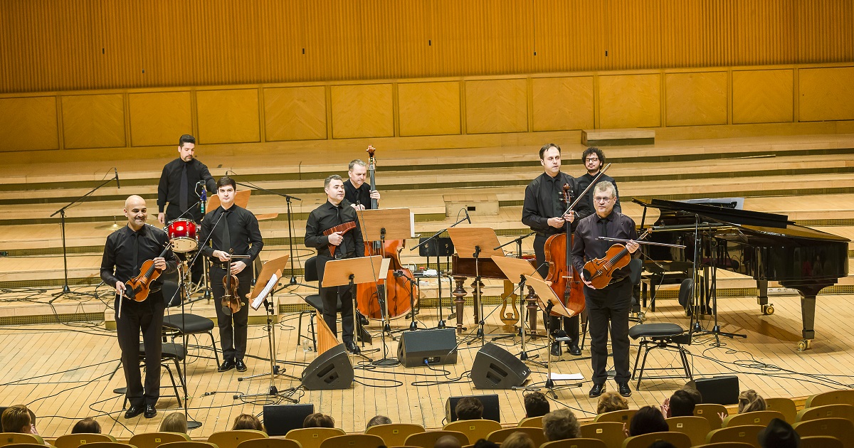 Primul concert, programat în cadrul „Zilelor Muzicale Româno – Americane”, la Biserica Franciscană din Sibiu