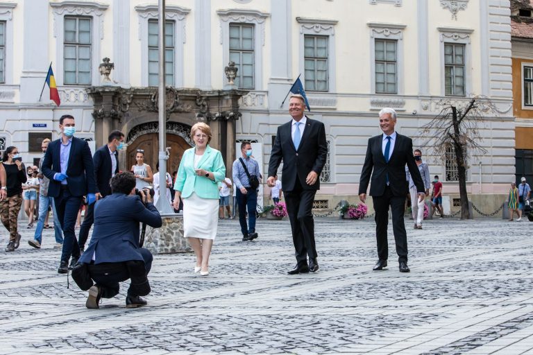 Klaus Iohannis, printre vizitatorii expoziției „Focus Sibiu” din Piața Mare