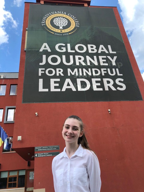 O elevă din Mediaș a câștigat o bursă de patru ani la o școală în sistem Cambridge