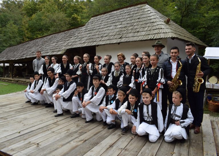 Vizitatorii Muzeului ASTRA, întâmpinați cu balmoș ciobănesc, tocană de berbecuț și sloi de oaie