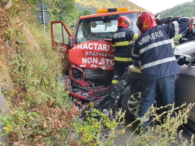 Accident pe Valea Oltului. Trei persoane rănite, dintre care un copil de cinci ani
