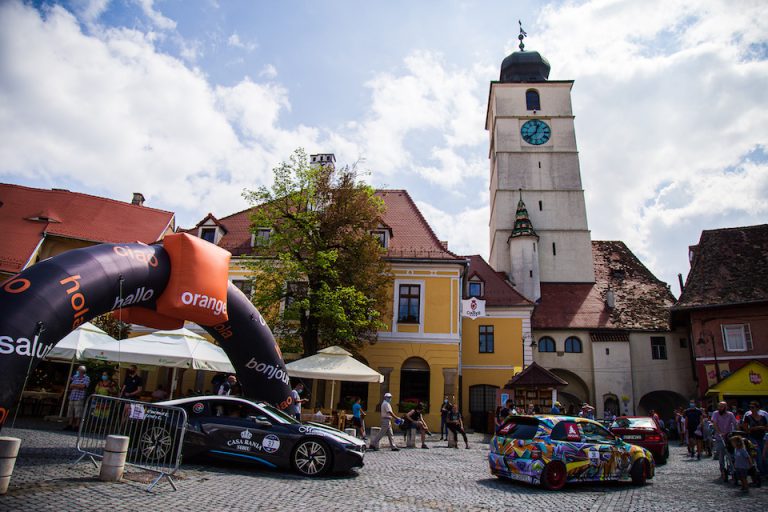 Spectacol pe patru roți: 63 de mașini clasice și electrice s-au întrecut pe drumurile din Sibiu