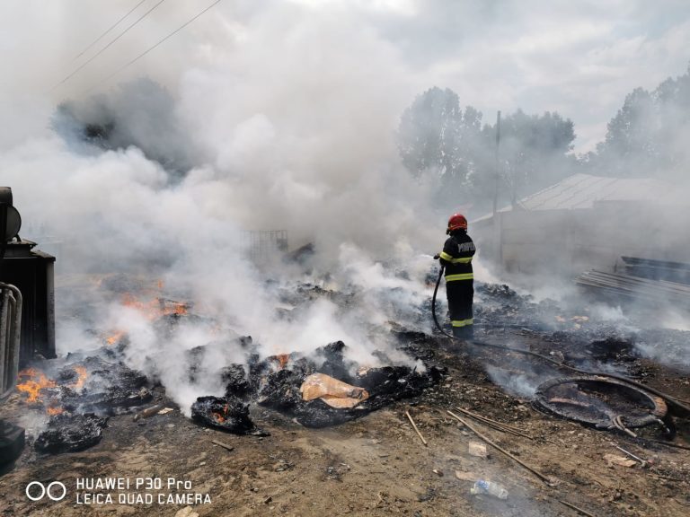 FOTO: Deșeuri din plastic în flăcări, pe strada Ștefan cel Mare
