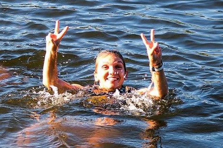 Simona Halep a sărbătorit victoria de la Praga cu o baie în cel mai mare râu al Cehiei