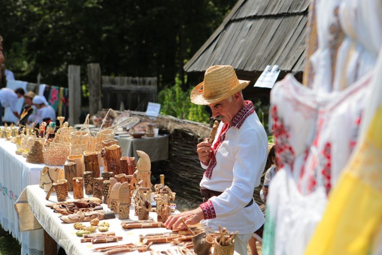 Peste 250 de creatori populari din România vin, în weekend, în Muzeul din Dumbrava Sibiului