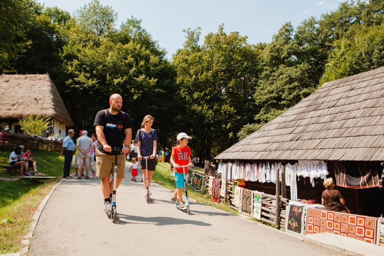 Când poți intra cu trotineta electrică în Muzeul din Dumbrava Sibiului