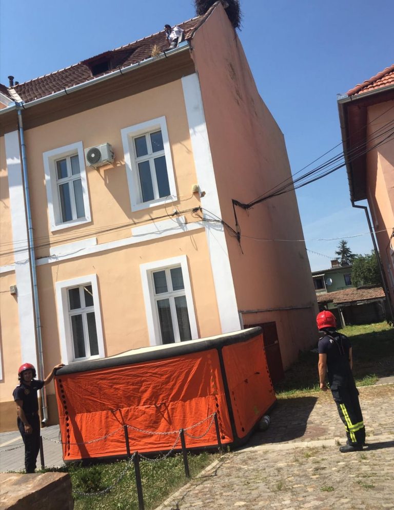 Un bărbat a amenințat că se aruncă de pe clădirea Primăriei Nocrich