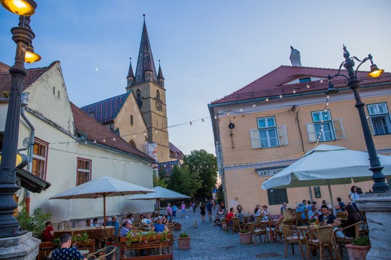 Astăzi și în Vinerea Mare, magazinele și terasele pot sta deschise până la 20.00. De Paște, circulația este liberă toată noaptea