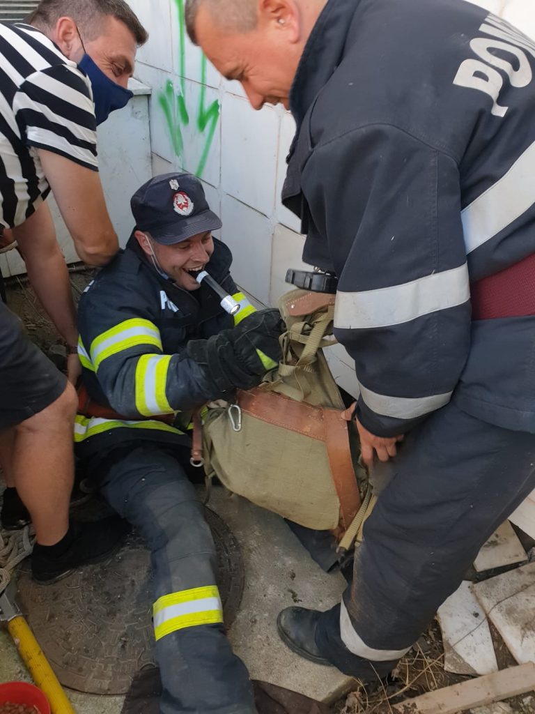 Misiune inedită a pompierilor sibieni. Au salvat trei căței căzuți în subsolul unei clădiri