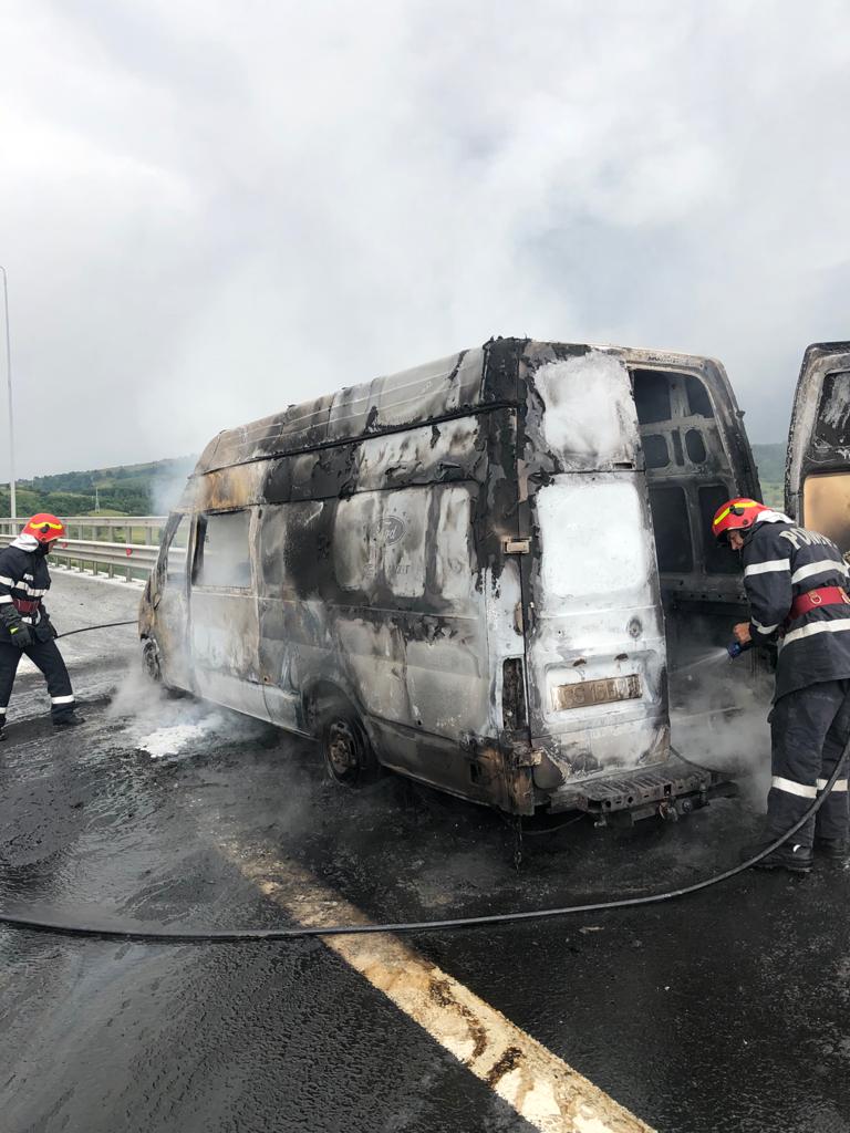 VIDEO | Un microbuz de transport marfă a luat foc pe A1